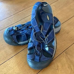 Keens mens shoes - great condition like new